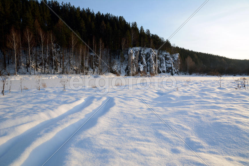 Зимний вид на Шайтан Камень.