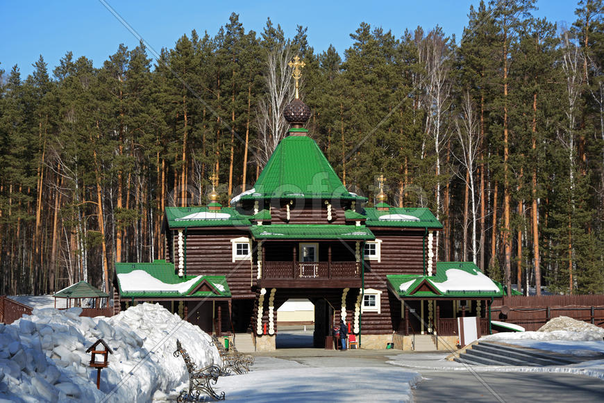 Надвратный храм в честь иконы Божьей Матери Иверская.
