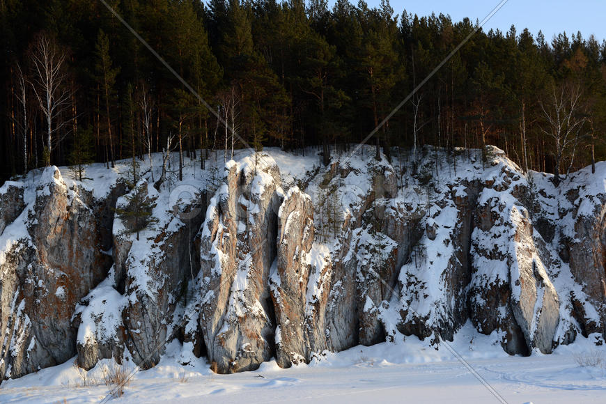 Зимний вид на Шайтан Камень.
