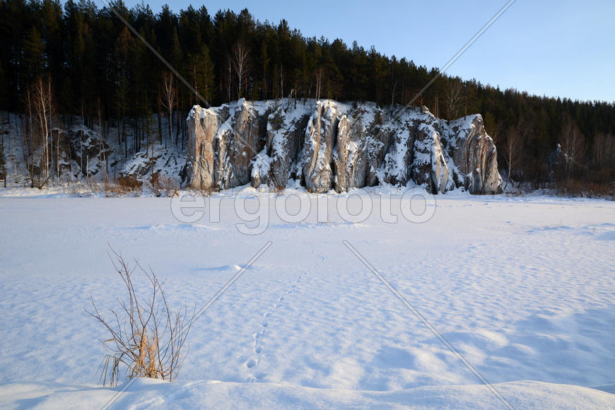 Зимний вид на Шайтан Камень.