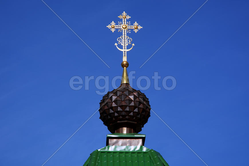 Купол с крестом Надвратного храма в честь иконы Божьей Матери Иверская.