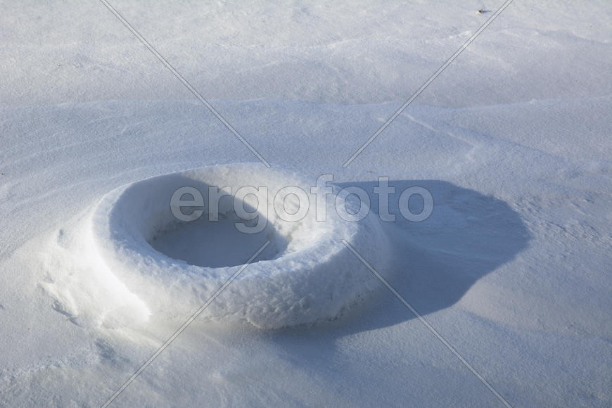 Замершая, занесенная снегом прорубь 