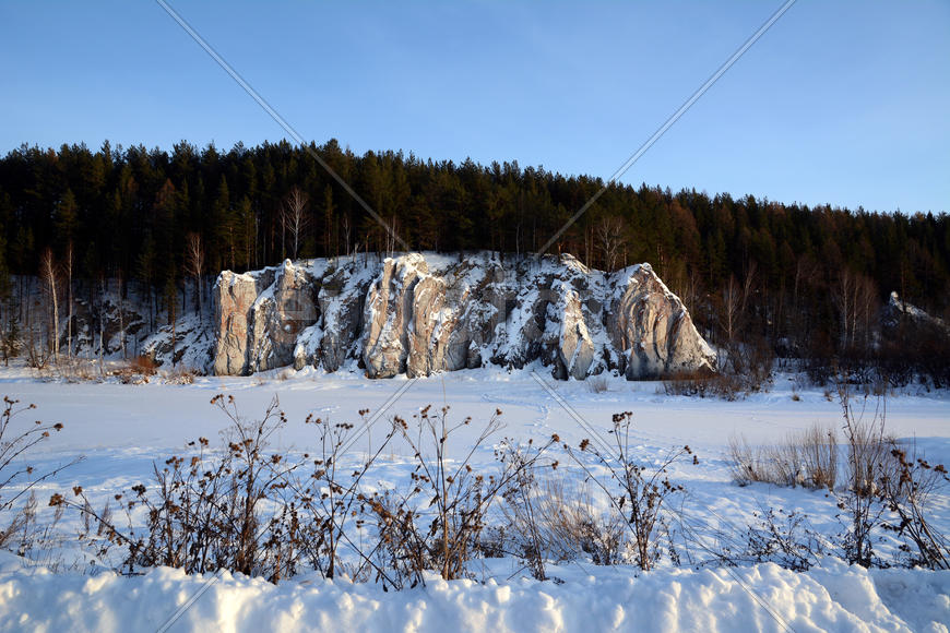 Зимний вид на Шайтан Камень.
