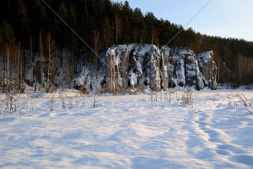 Зимний вид на Шайтан Камень.