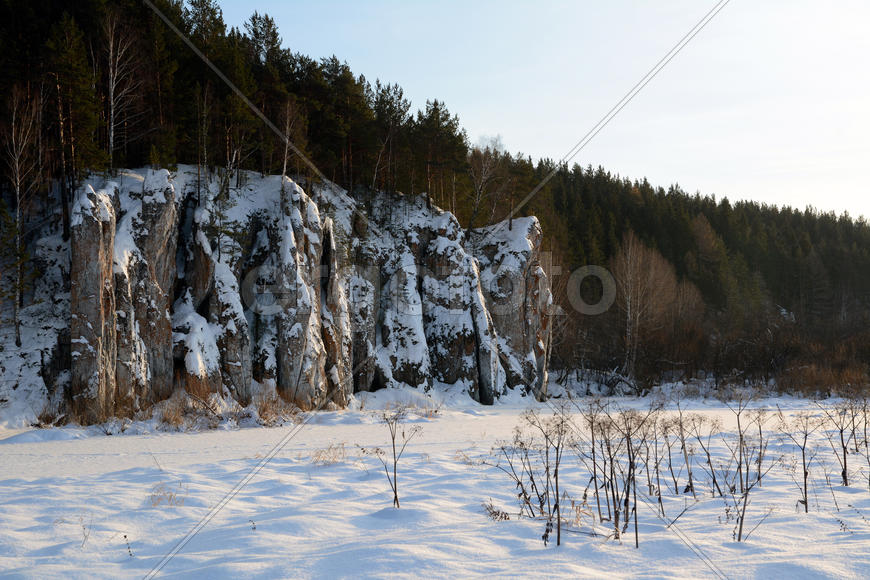 Зимний вид на Шайтан Камень.