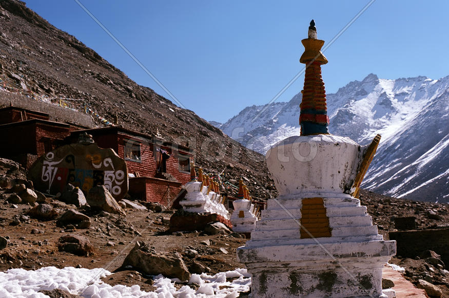 Ступы у монастыря Дрирапхук.