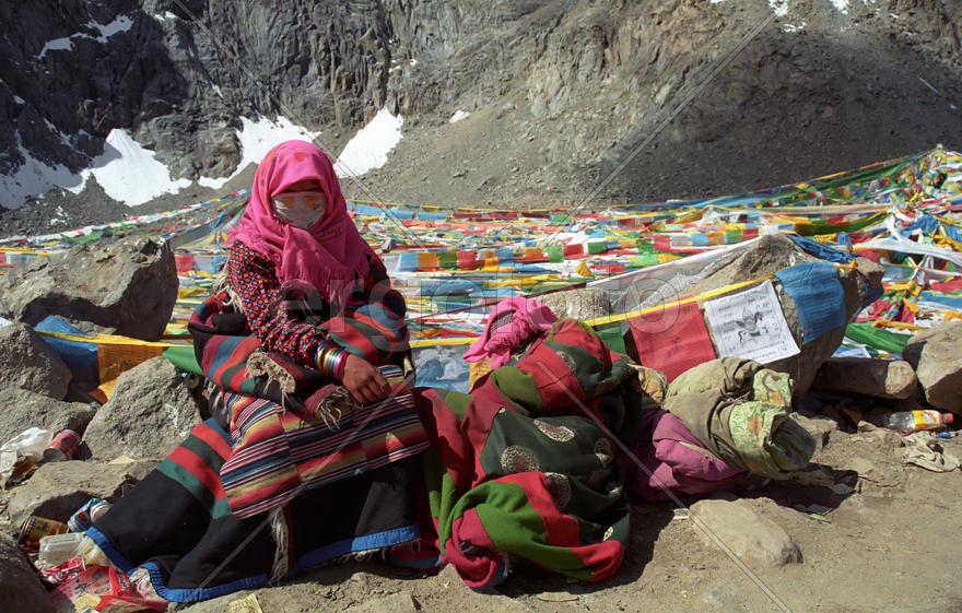 Паломницы отдыхают на перевале Дролма Ла.