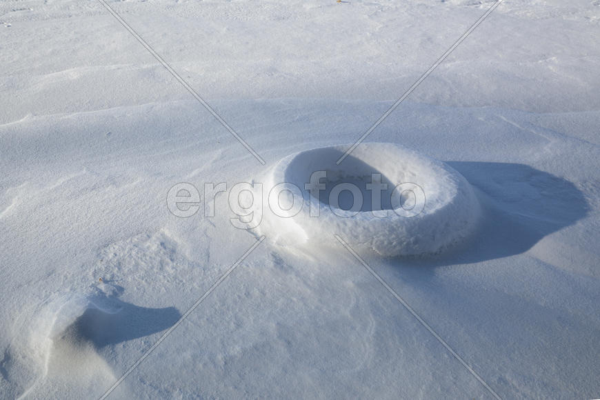 Замершая, занесенная снегом прорубь 