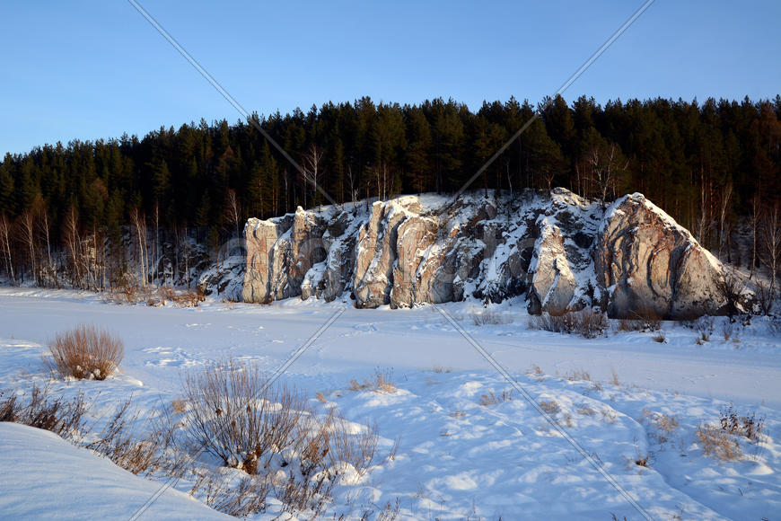 Зимний вид на Шайтан Камень.