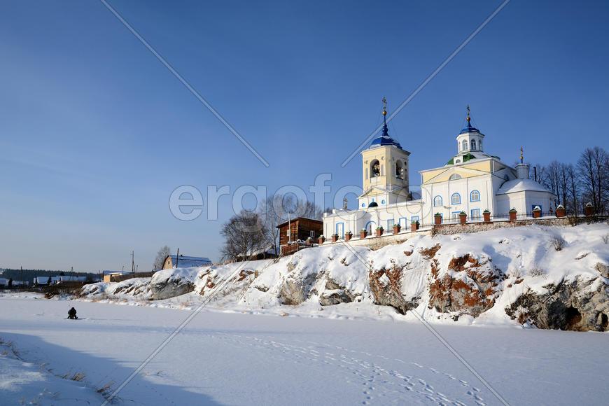 Зимний вид на церковь Георгия Победоносца в Слободе.