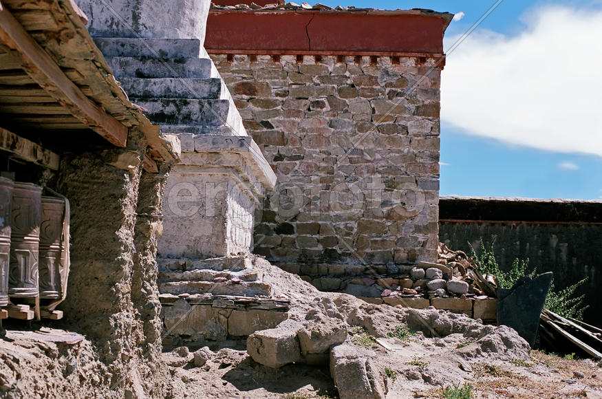 Молитвенные барабаны.