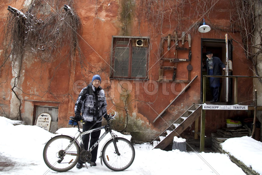 Сапожник во дворе мастерской