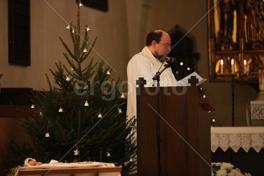 Пастор в церкви Святого Духа в рождество