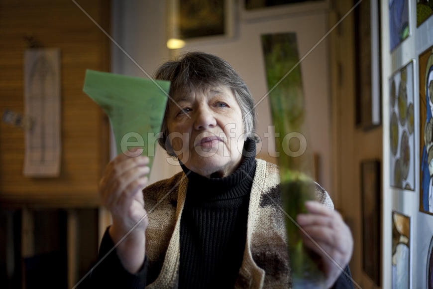 Художник - витражист