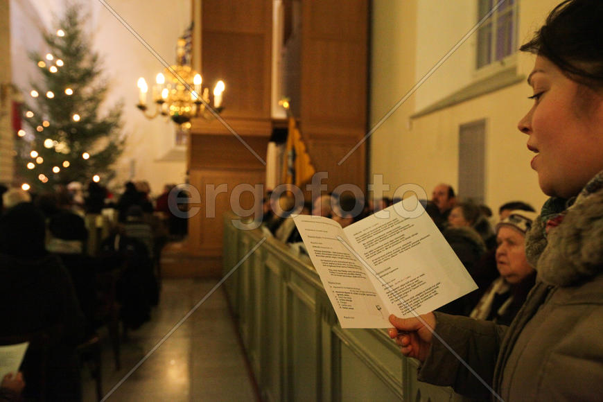 Прихожанка в церкви