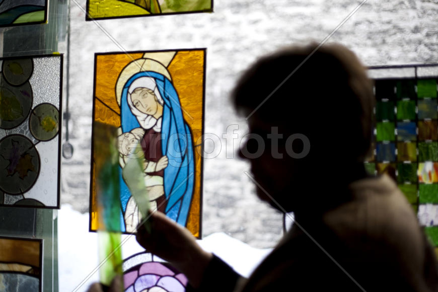 Художник - витражист