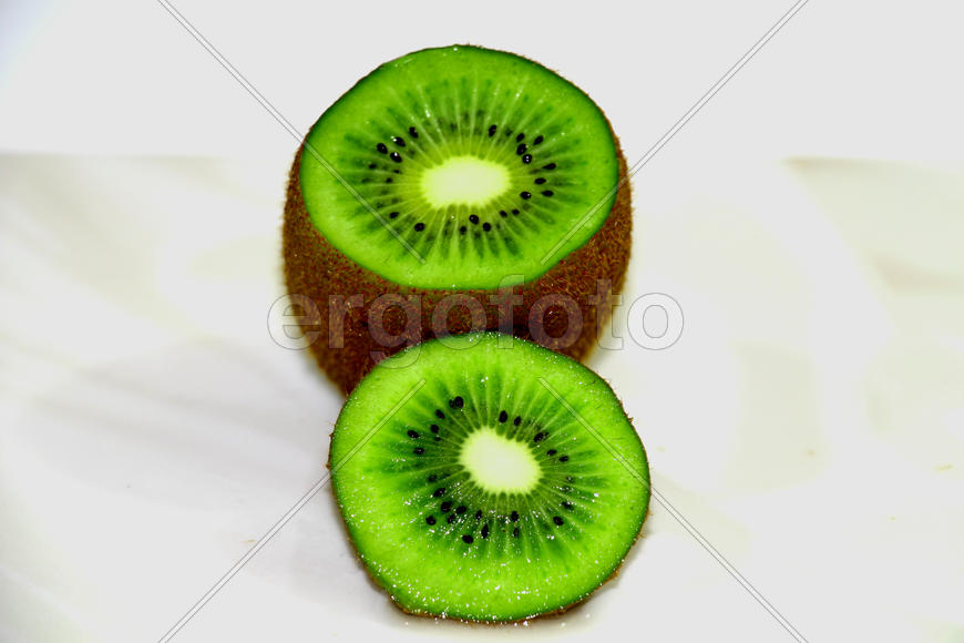 Киви на белом фоне 