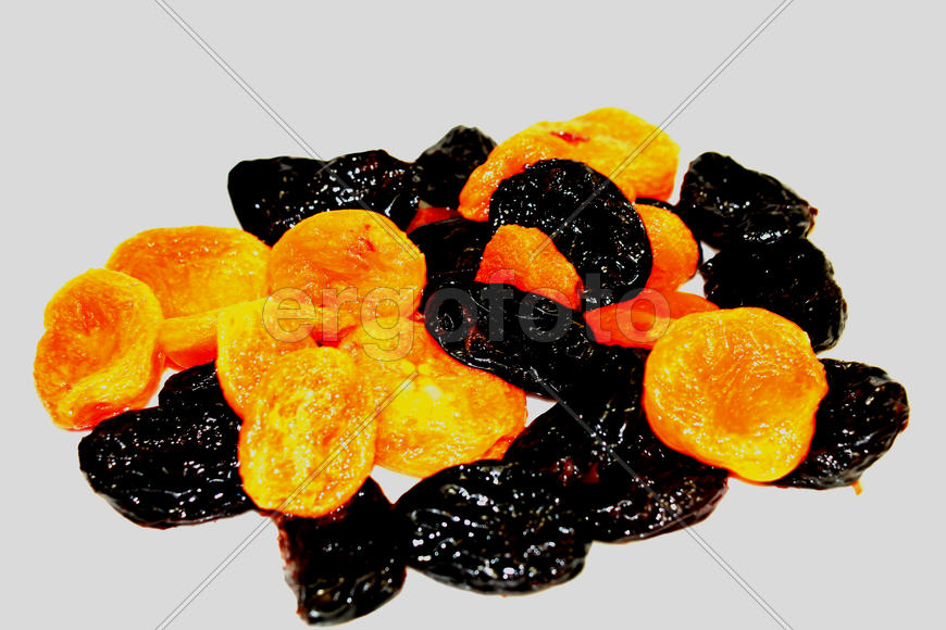 Сухофрукты: курага и чернослив на белом фоне 