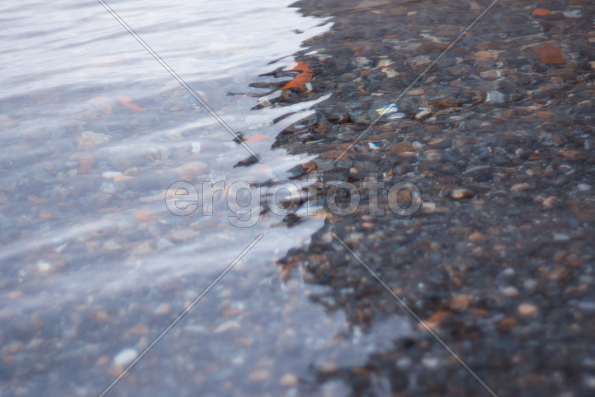 Озерная вода и камни
