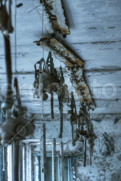 Противогазы, висящие в здании школы в Припяти