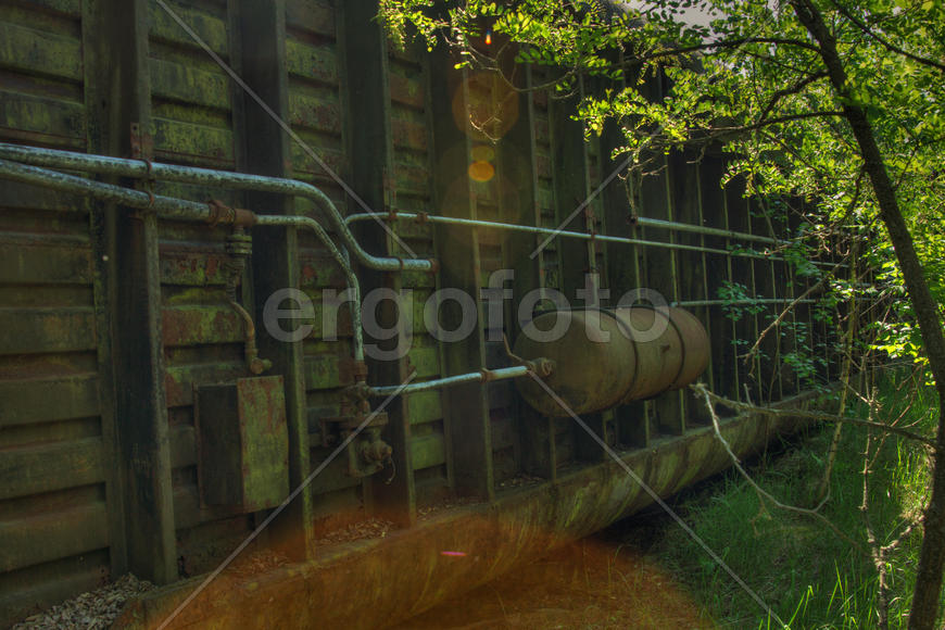 Механизм дна железнодорожного вагона на солнце