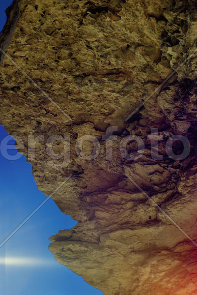 Нависшая скала