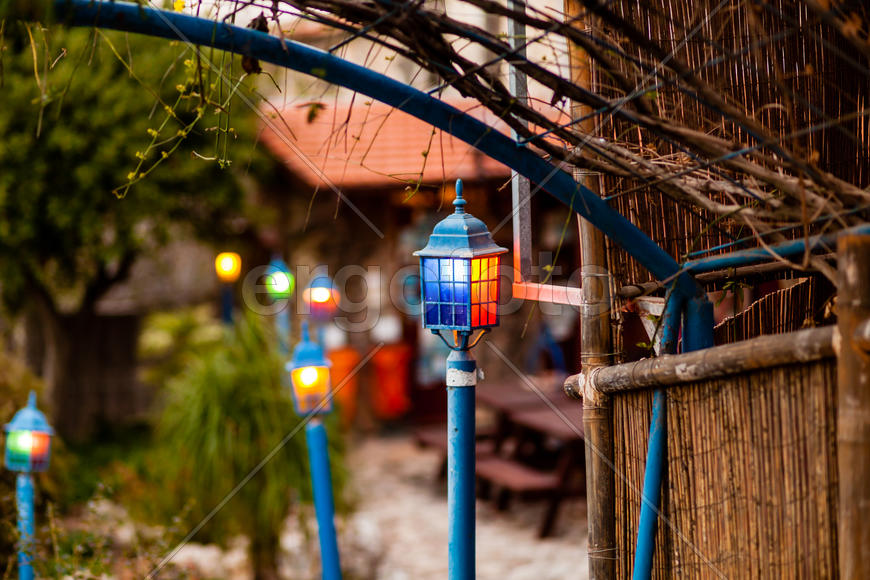 Голубой светящийся днем фонарик 