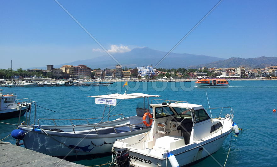 Giardini Naxos. Вид на вулкан Этна.