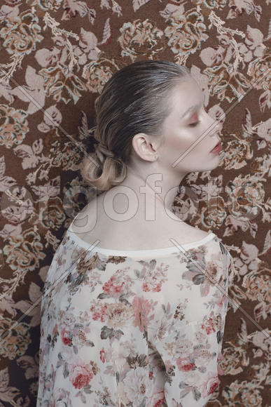 Портрет девушки на цветочном фоне 