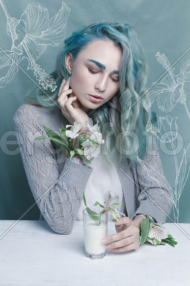 Портрет девушки с голубыми волосами 