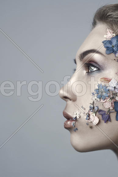 Девушка с цветами на лице 