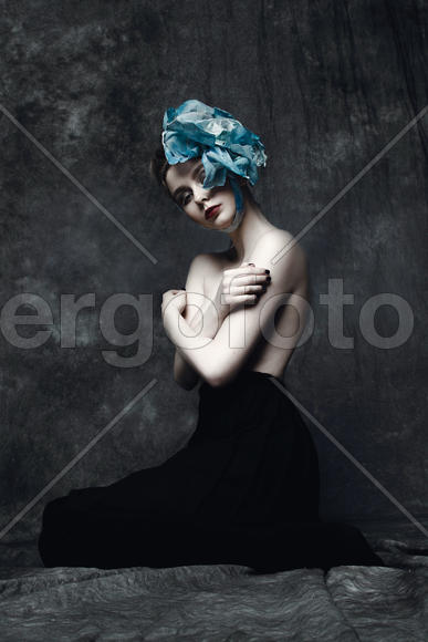 Портрет девушки с большим цветком