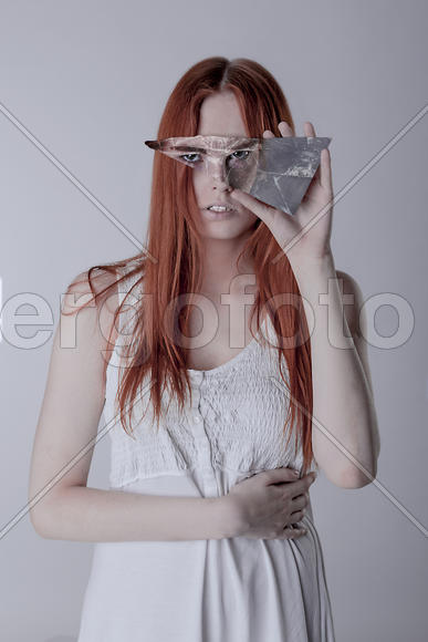 Девушка с зеркалом у лица 