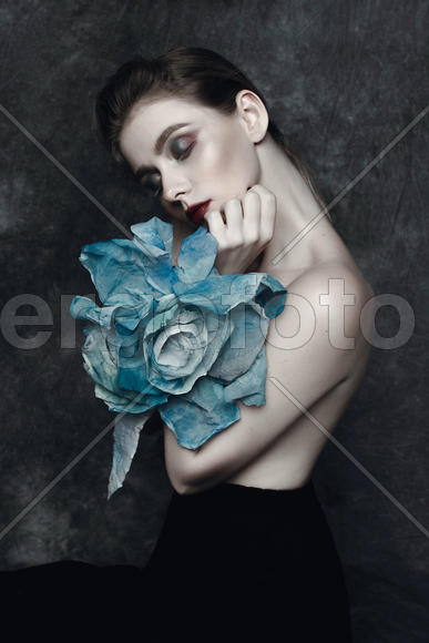 Портрет девушки с большим цветком