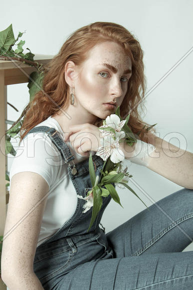 Портрет рыжей девушки с большим цветком