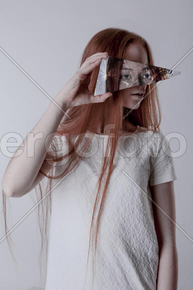 Девушка с зеркалом у лица 