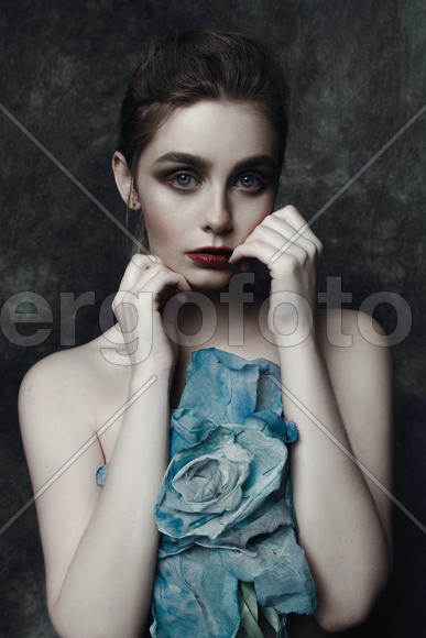 Портрет девушки с большим цветком