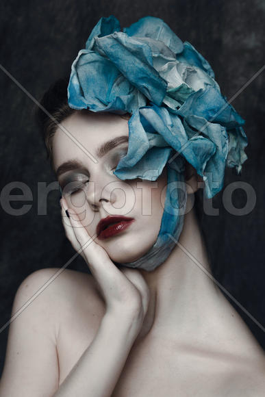 Портрет девушки с большим цветком