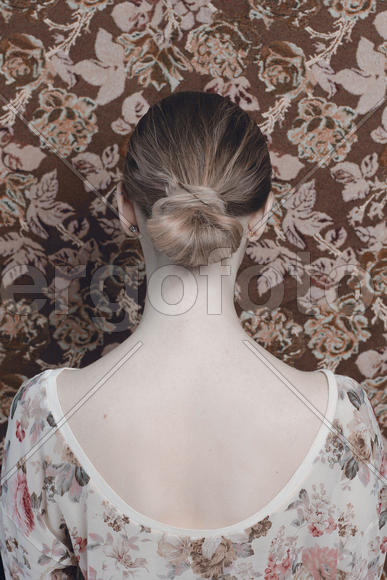 Портрет девушки на цветочном фоне 