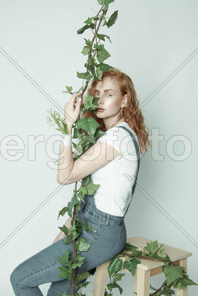 Портрет рыжей девушки с большим цветком