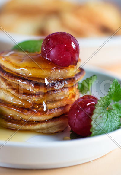 Оладья медовые с ягодами 