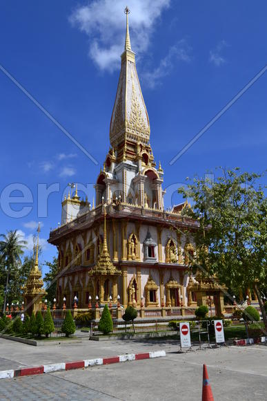 Тайланд. Остров Пхукет. Ват Чалонг.