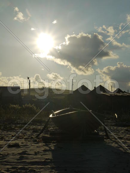 Изгиб линий лодки в свете солнечных лучей 