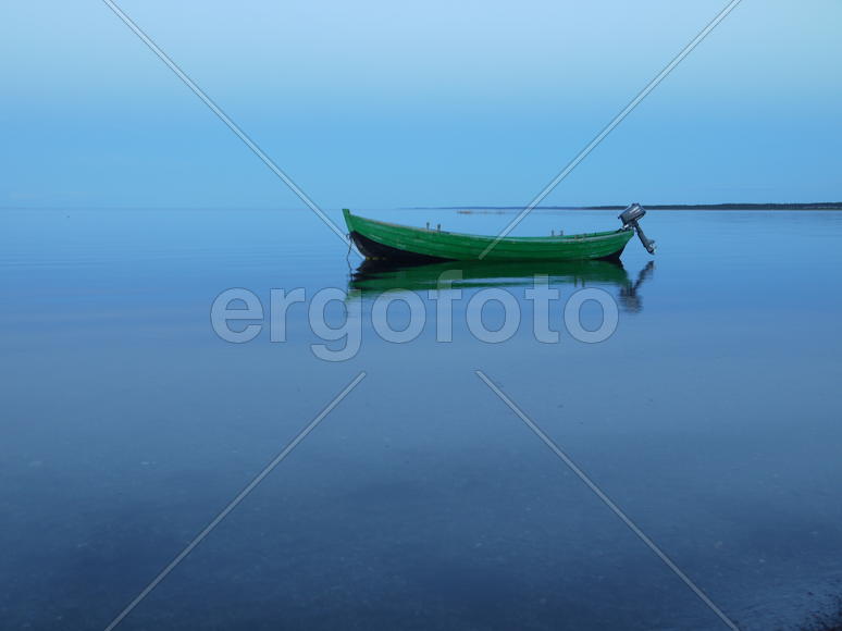 Лодка на водяной глади во время заката 