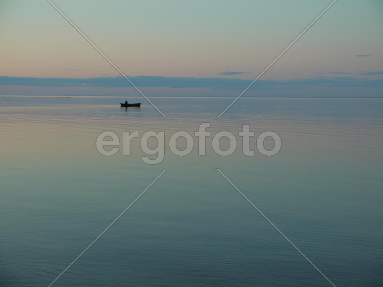 Лодка на водяной глади во время заката 