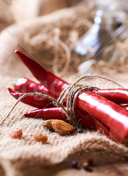 Натюрморт из жгучего перца на мешковине