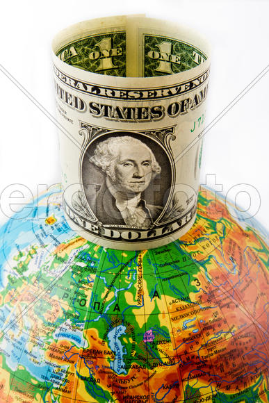 Долларовая банкнота на глобусе