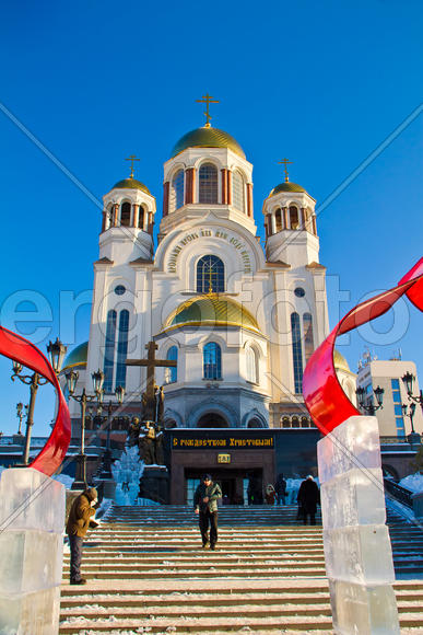 Екатеринбург. Храм-на-крови. Центральный вход. Вид с улицы Толмачева