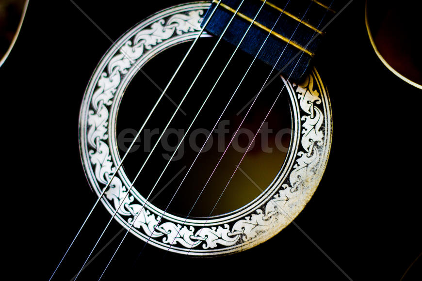 Чёрная гитара. Розетка, голосник