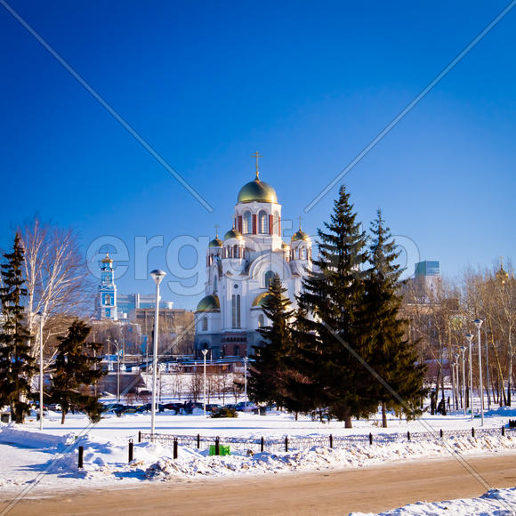 Екатеринбург. Храм-на-крови и Вознесенский собор. Вид с улицы Дзержинского